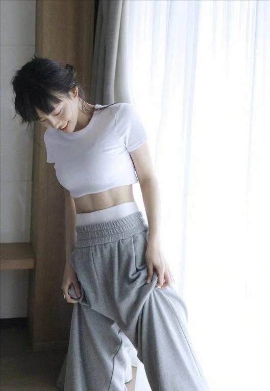 阔太张嘉倪气质真好，白T+高腰裤看似简单，却穿出初恋般的高级感