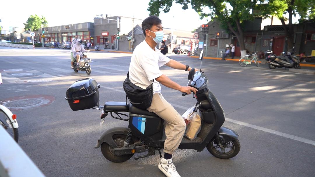 疫情时期的跑腿小哥,疫情期间北京的快递小哥