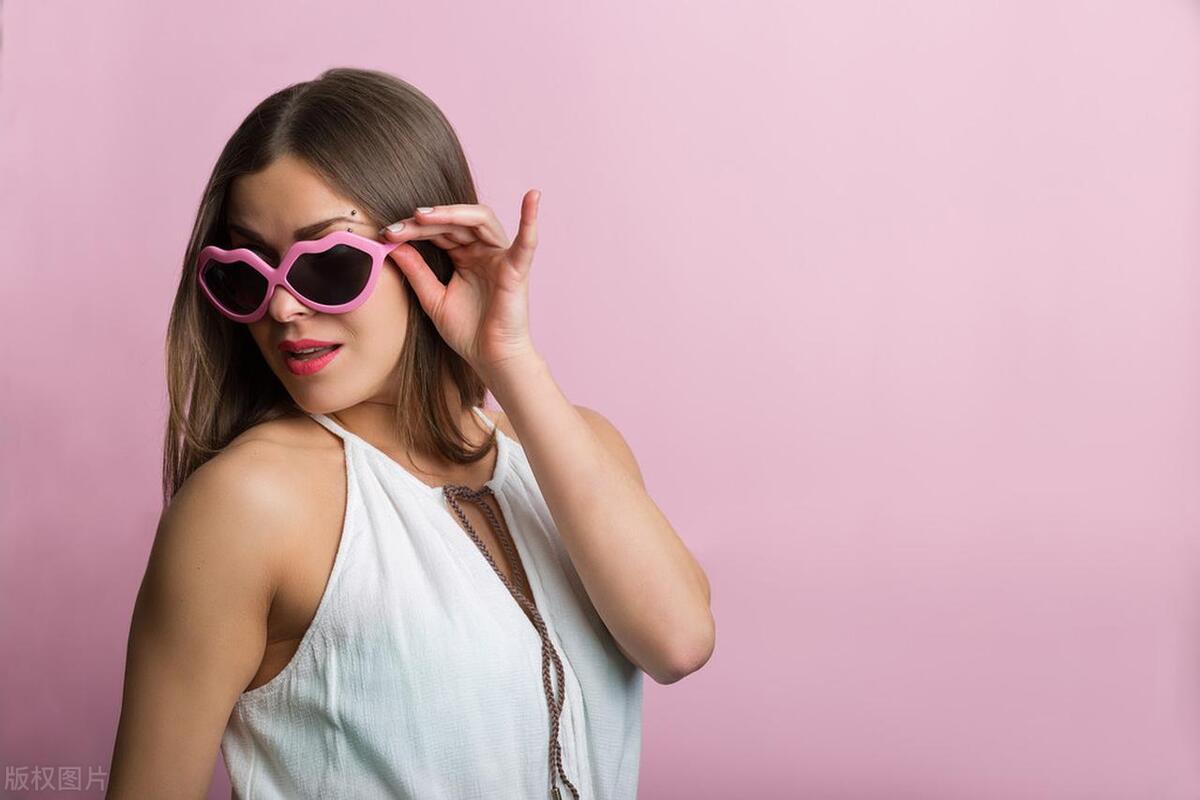 一个女人真心爱你还是假装,女人是不是假装爱你有什么表现