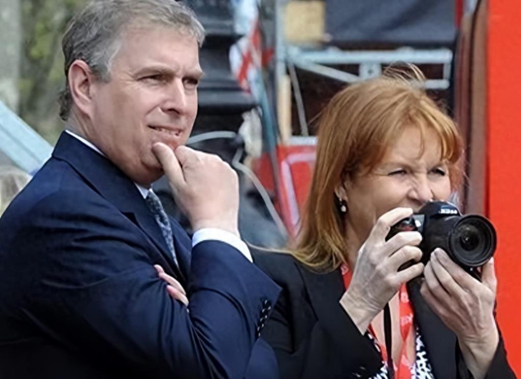 1992年,英国王室曝出丑闻:37岁富商吮吸着33岁王妃的脚趾