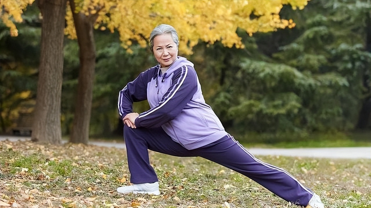 老人经常压腿、拉筋，对身体是好是坏？医生：3大好处会慢慢显现