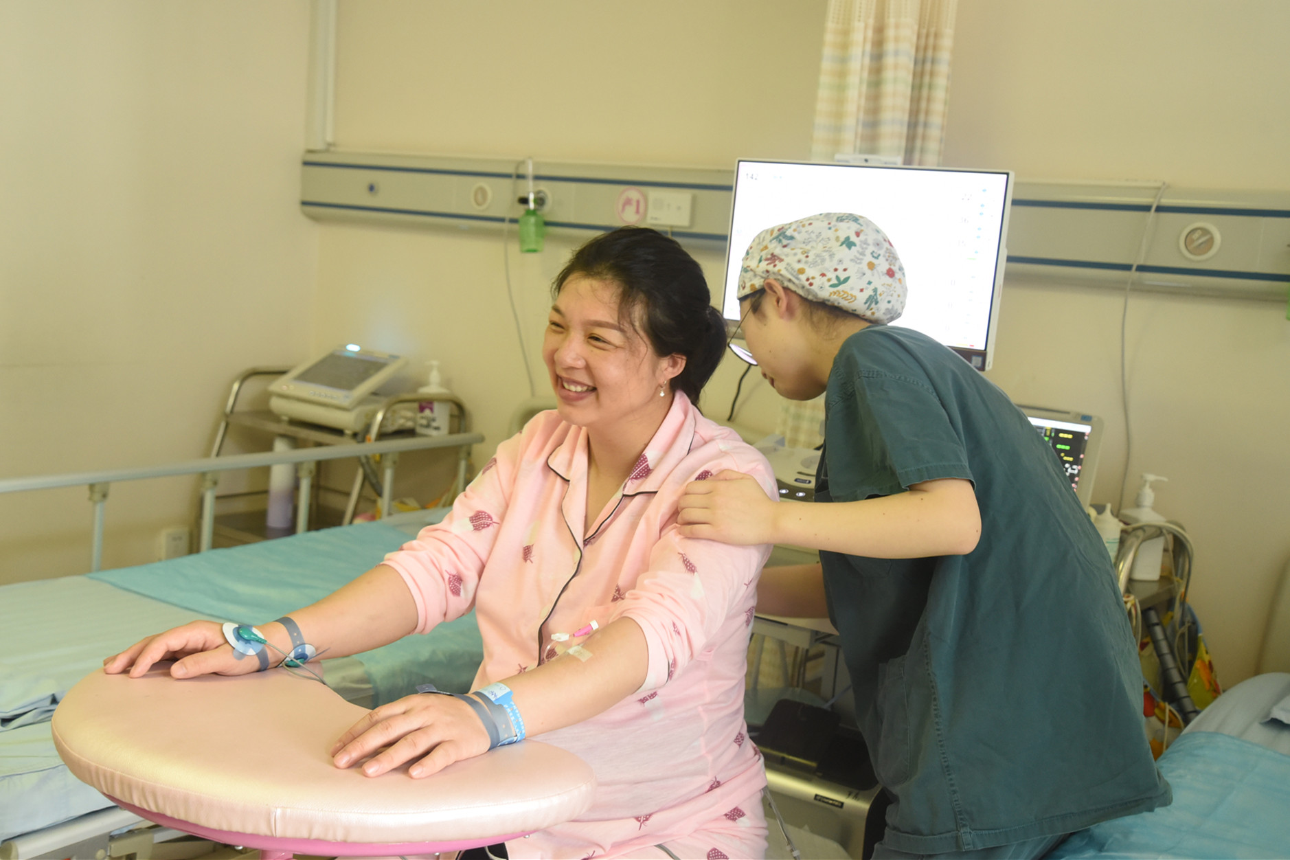 50岁女人漏尿怎么治疗吃什么药,女人上了年纪漏尿怎么办