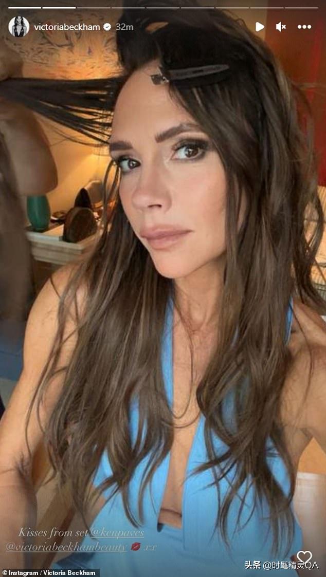 48岁维多利亚泳池旁放飞！围裙内搭“空气”，上臂肌肉惹眼