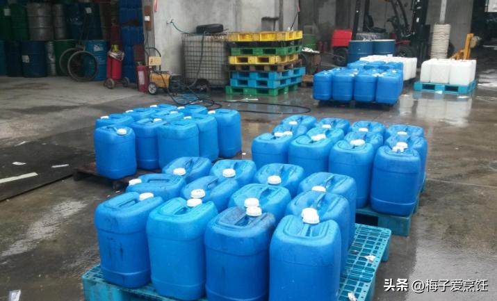 白酒瓶造假手段视频,白酒造假花样多五招学会辨真假