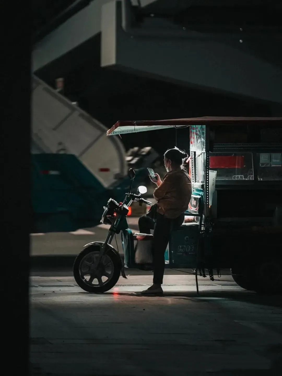 夫妻摆地摊月入90000,95后夫妻摆摊日收入9000多元