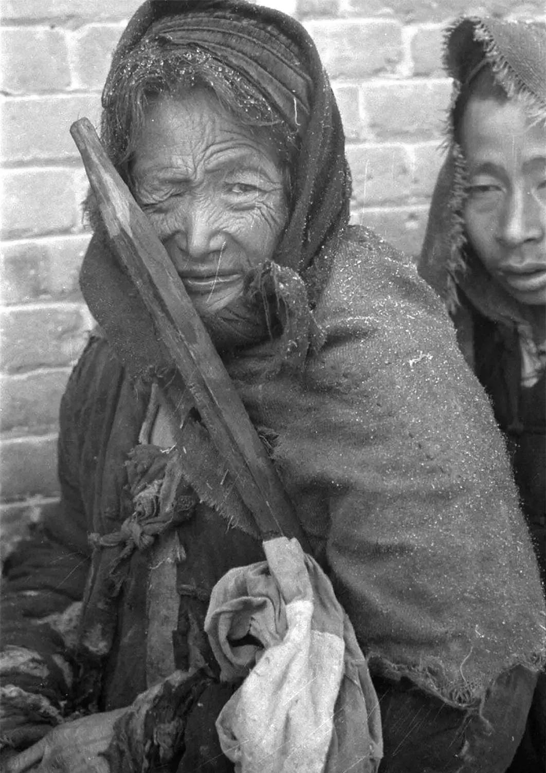 日军当着国军的面杀俘虏,日军侵华兽行