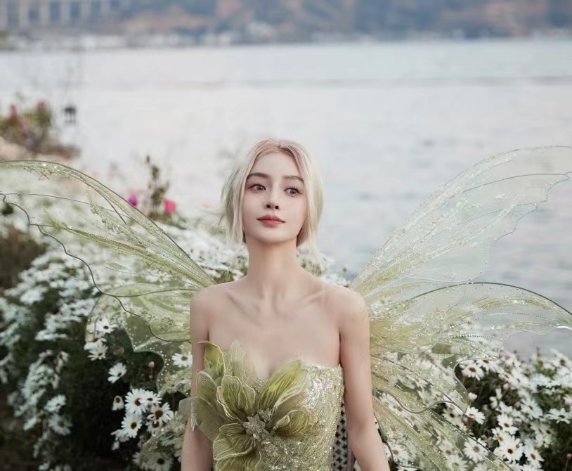 Angelababy“约会”欧洲球星被拍。杨颖回应：祝他开心