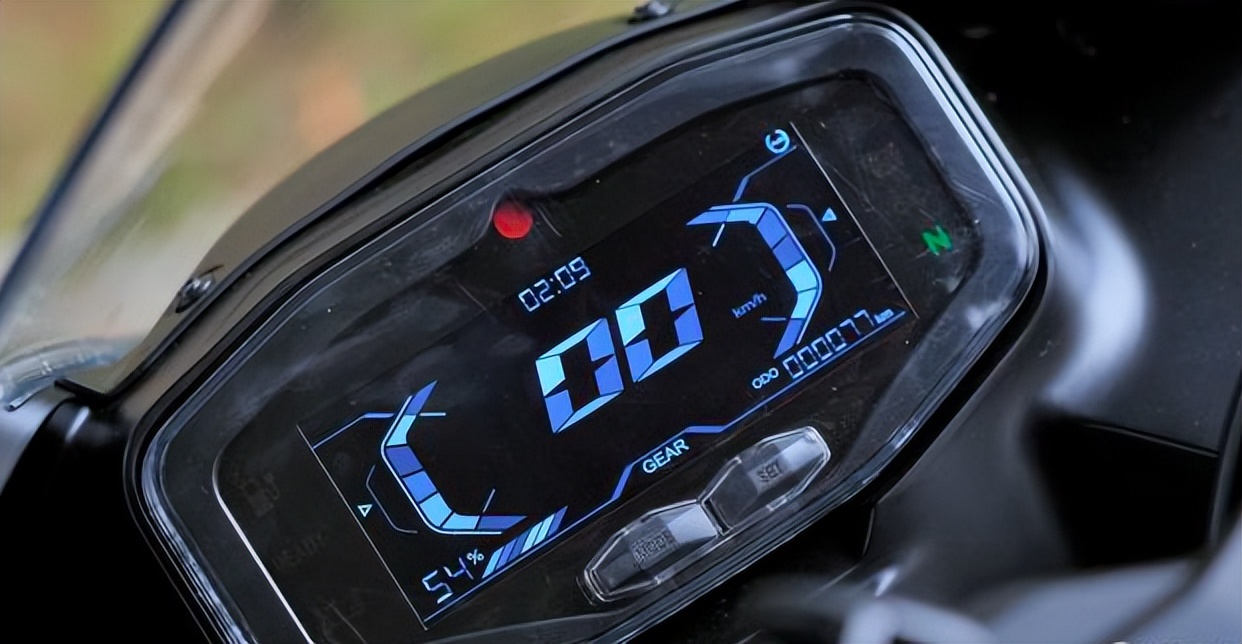 钱江推出高速电摩OAO,搭载17寸轮毂,最大续航200km,极速105码