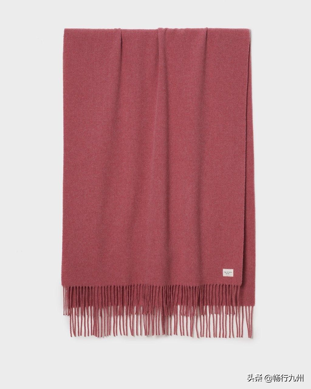 秋冬流行的大牌围巾,必备的三款颜色围巾