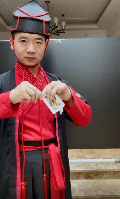 小伙模仿电影练成摘叶飞花,东方不败的飞花神功