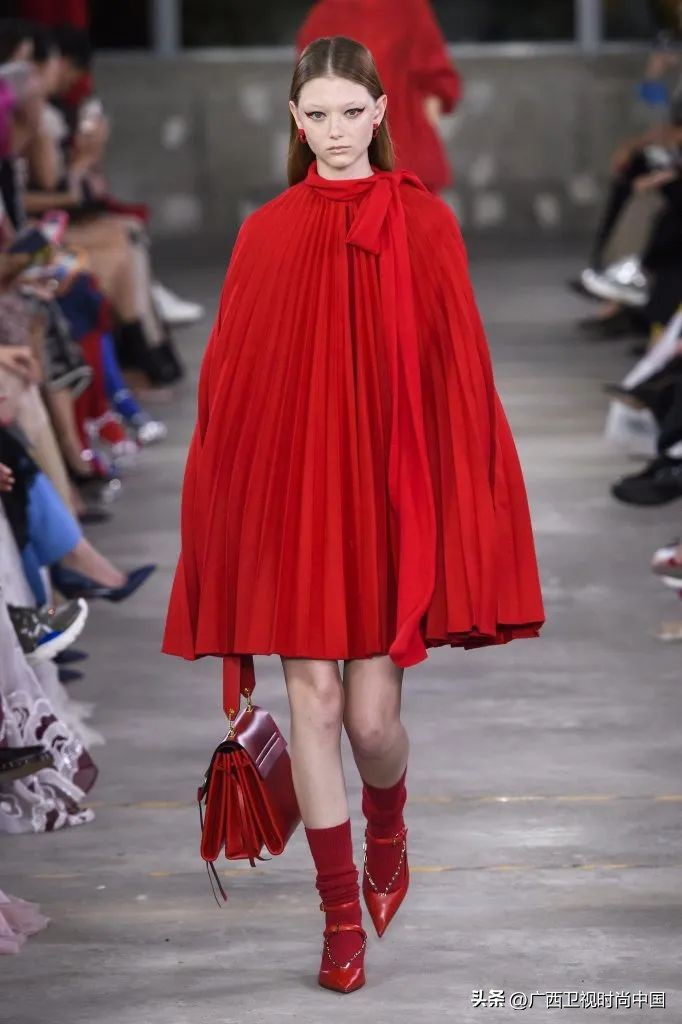 快过年了还是穿红色喜庆点,快过年了买件红色的衣服