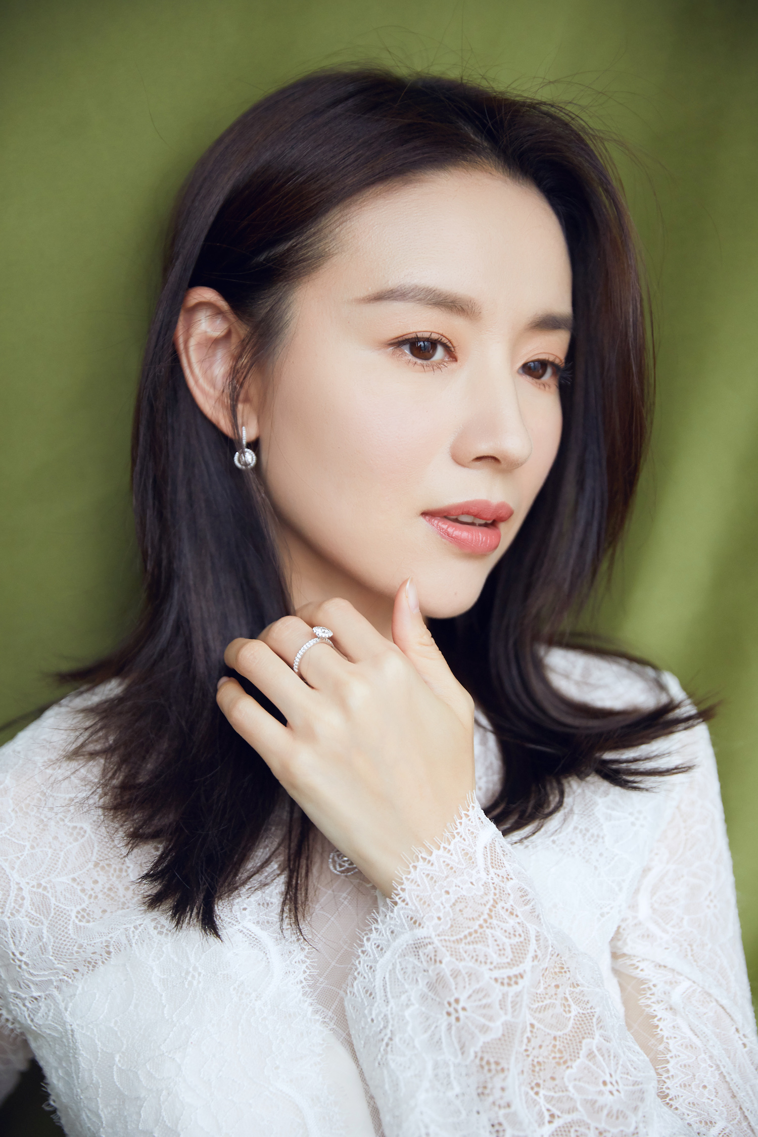 父女“嘴对嘴亲吻”不害臊，以爱的名义满足私欲的行为，该停止了