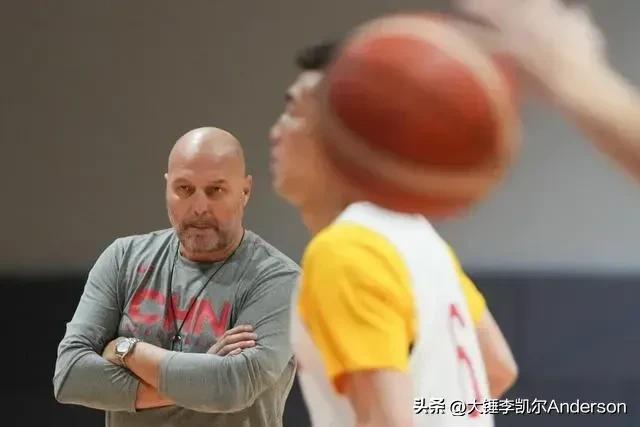 CBA消息，郭艾伦落选，记者伤口撒盐，赵睿入选，三人女篮遭黑哨