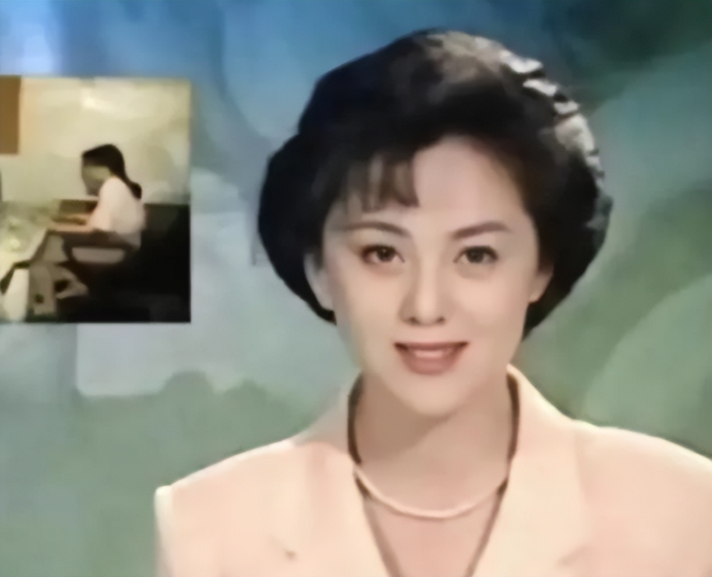 央视主持人海霞经历及婚姻家庭,海霞嫁清华教授恩爱23年视频播放