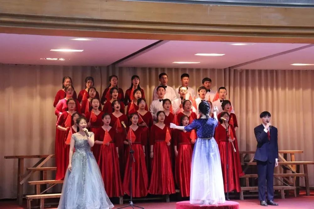 莱芜一中第30届歌手大赛,莱芜一中61级合唱比赛