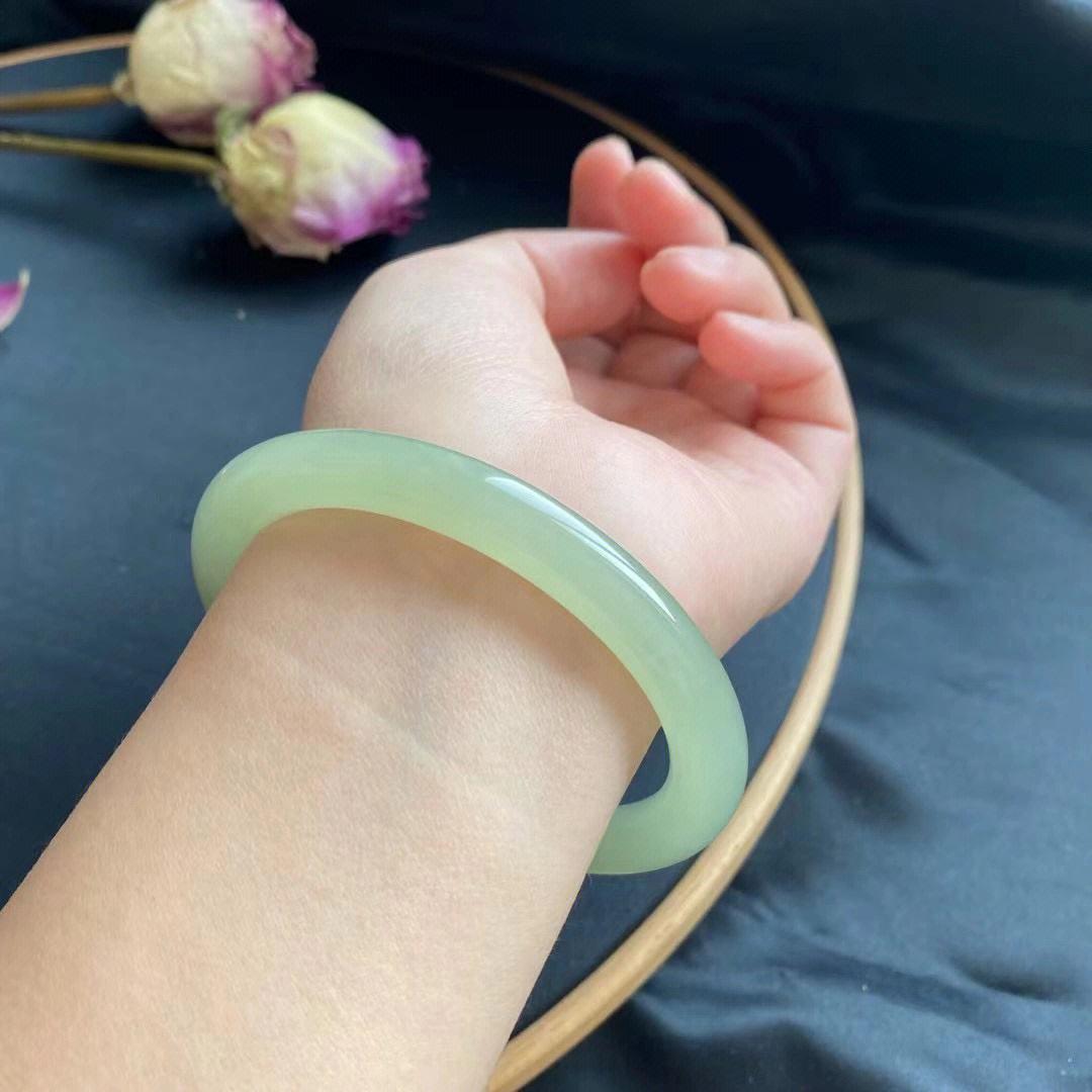 玉手镯要买什么样最好,玉手镯怎么选才是最好