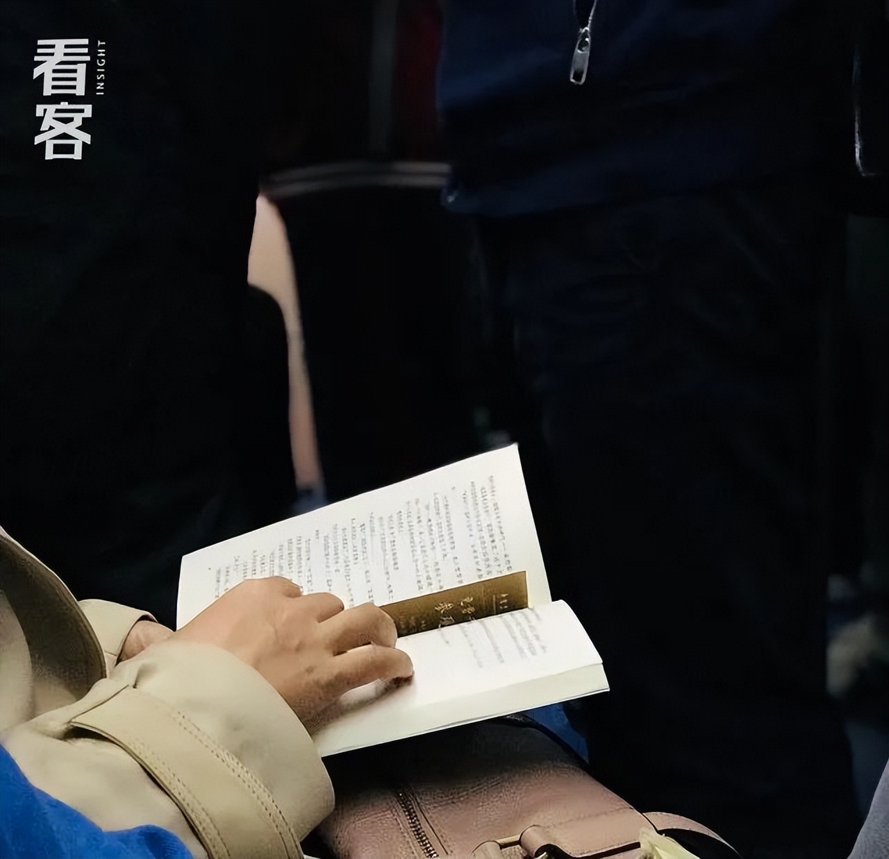 北京通勤路上,她用镜头记录2000个捧着书的人