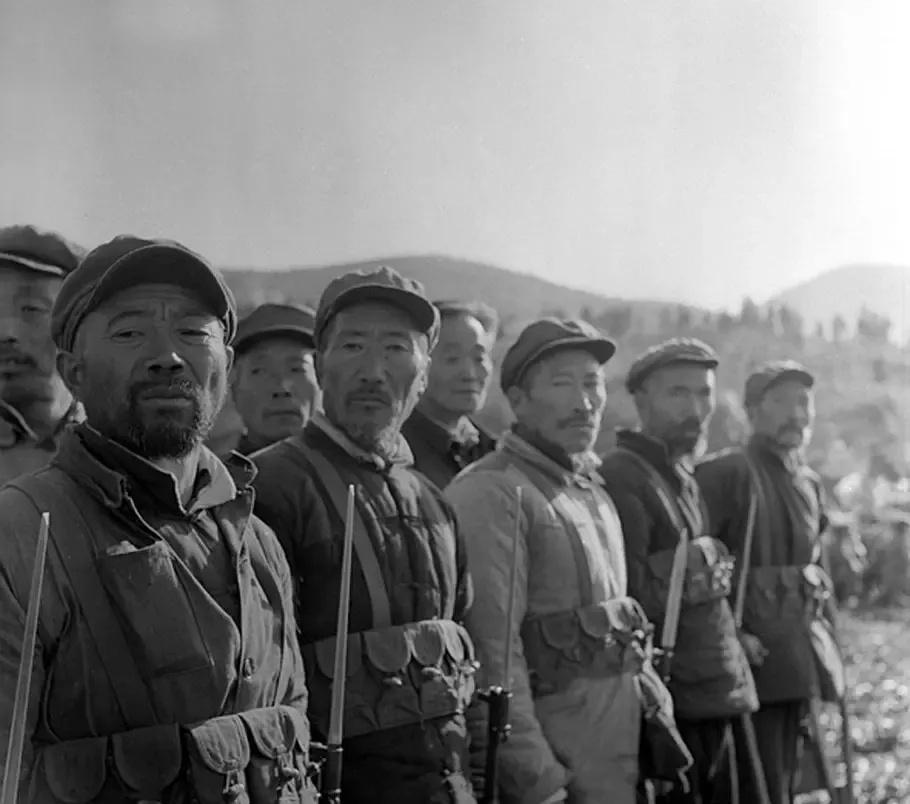 卑鄙龌龊老照片：*楼青**女子妖娆多姿，妇女露胸喂奶被孩子撕扯衣服