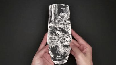 日本妹子把白纸刻成玻璃杯，连水珠都能看见，裸眼3D还能这么玩？