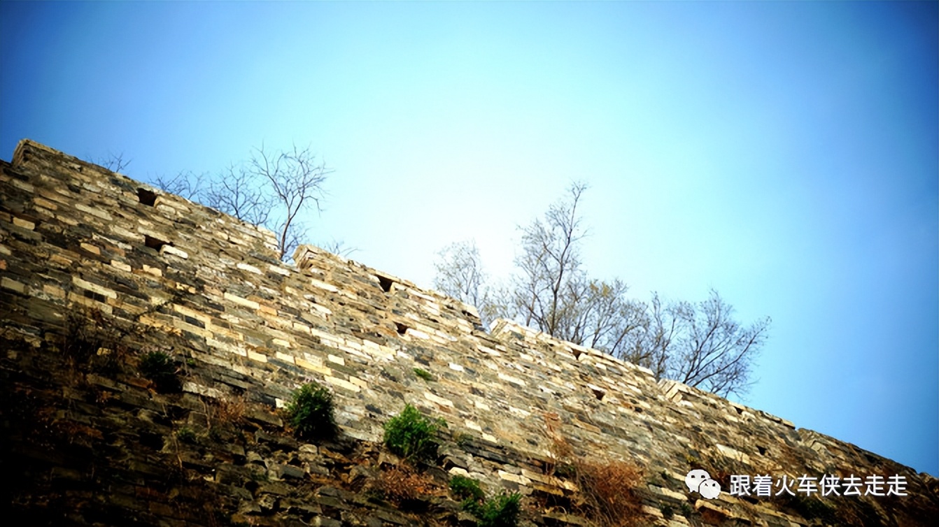 南京城墙下的琵琶湖,南京旅游先看城墙还是先看玄武湖