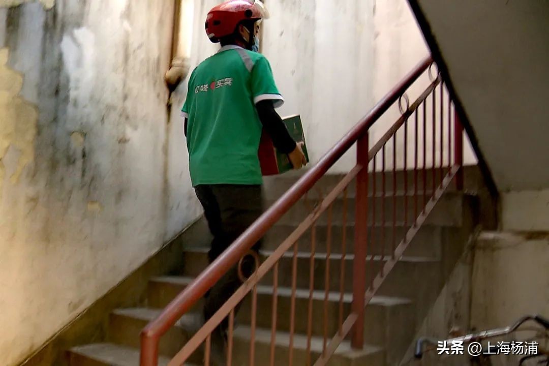 高温“烤”验下，“送菜小哥”每天送货100多单