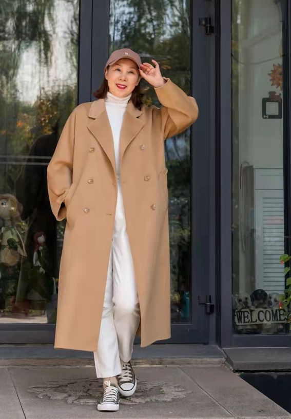 60岁奶奶高级感秋季穿搭图文,驼色大衣搭配老年人