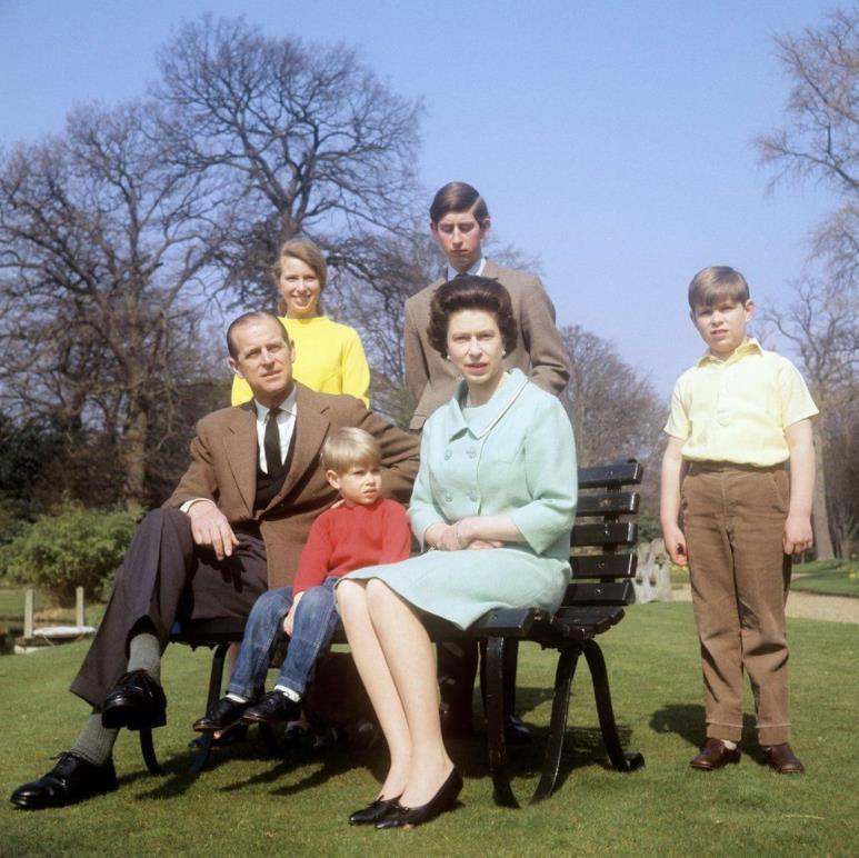 九十六张照片回顾英国女王的一生 (96张图看完英国女王的一生)