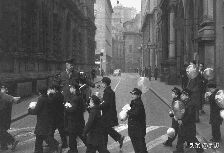 高清老照片：旗人格格大腿岔开豪放洗衣，地主三妻四妾不输女明星