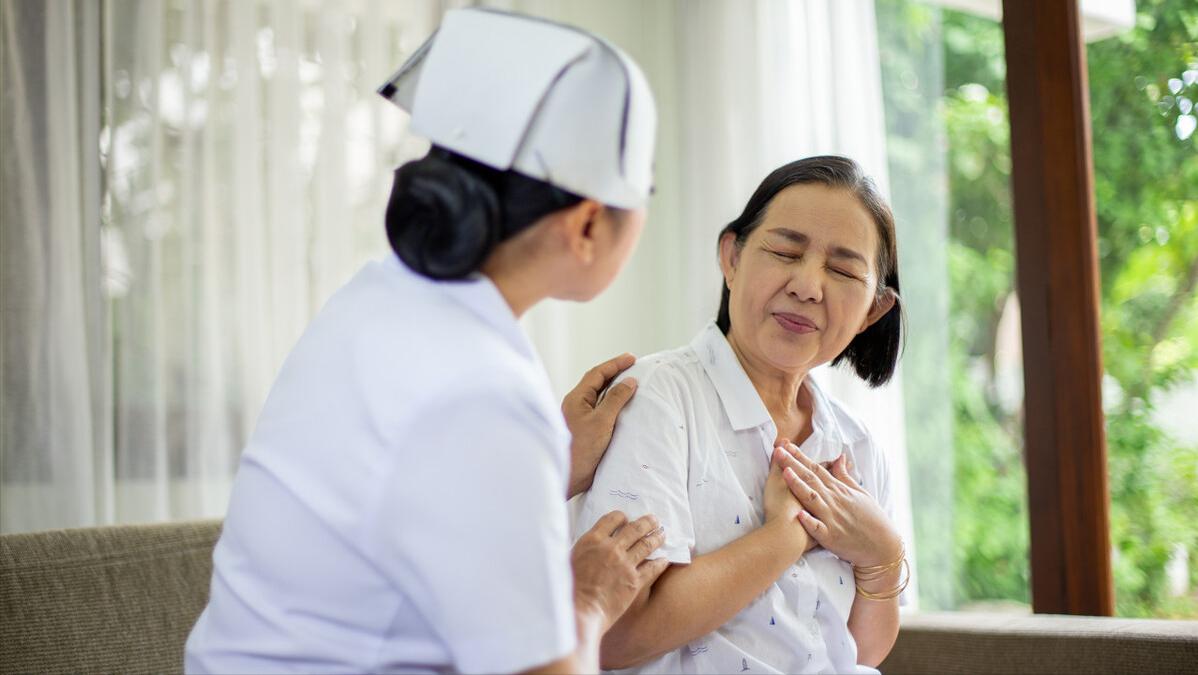 左胸口隐隐作痛一阵阵刺痛几秒,左胸老是刺痛几秒是心脏病吗
