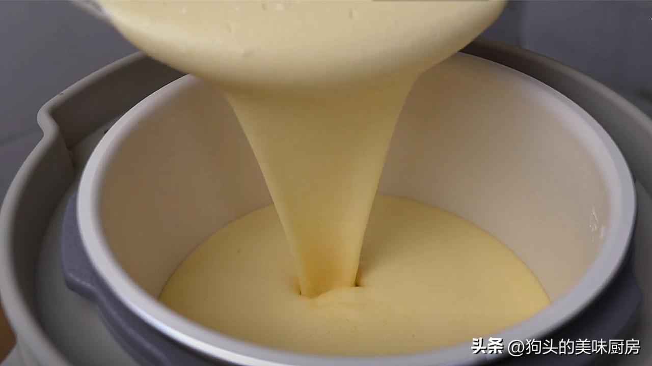 鸡蛋放绞肉机里做蛋糕,把鸡蛋放入绞肉机