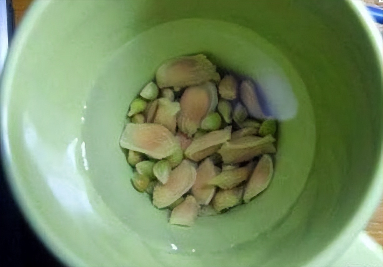 吃水果把核吞进去了,吃完芒果把核扔花盆里