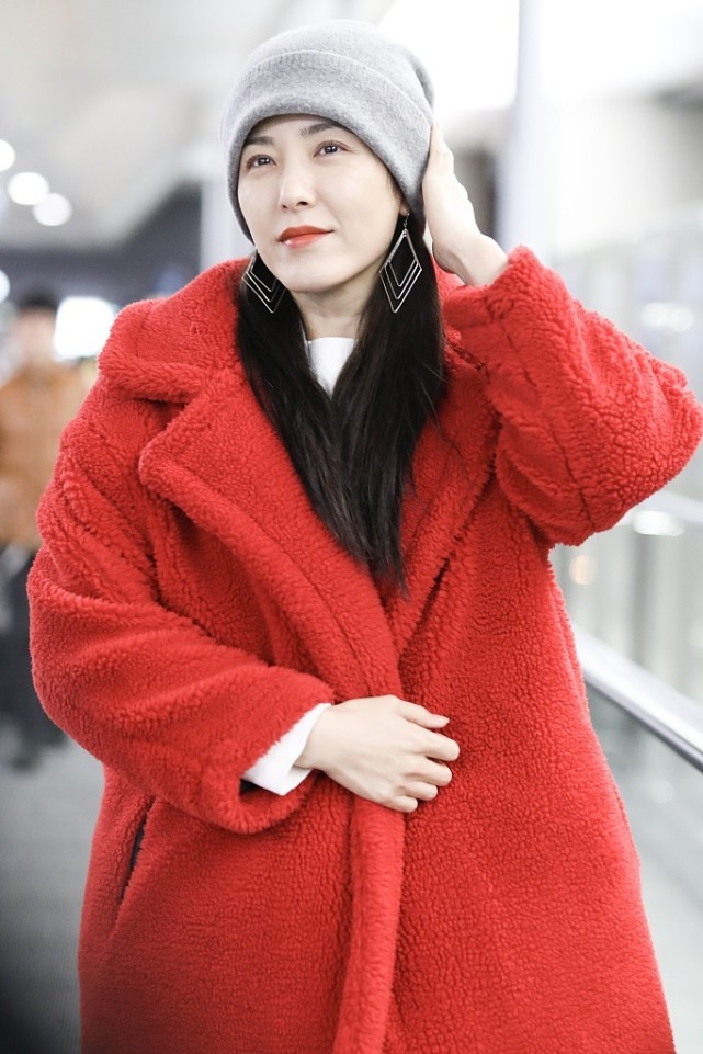 曾黎天蓝色高领毛绒大衣,曾黎棕色衣服黑色大衣