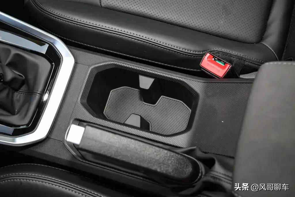 五菱推出“神车”星驰，5万多元SUV，油耗6.4升，配置给这么多？