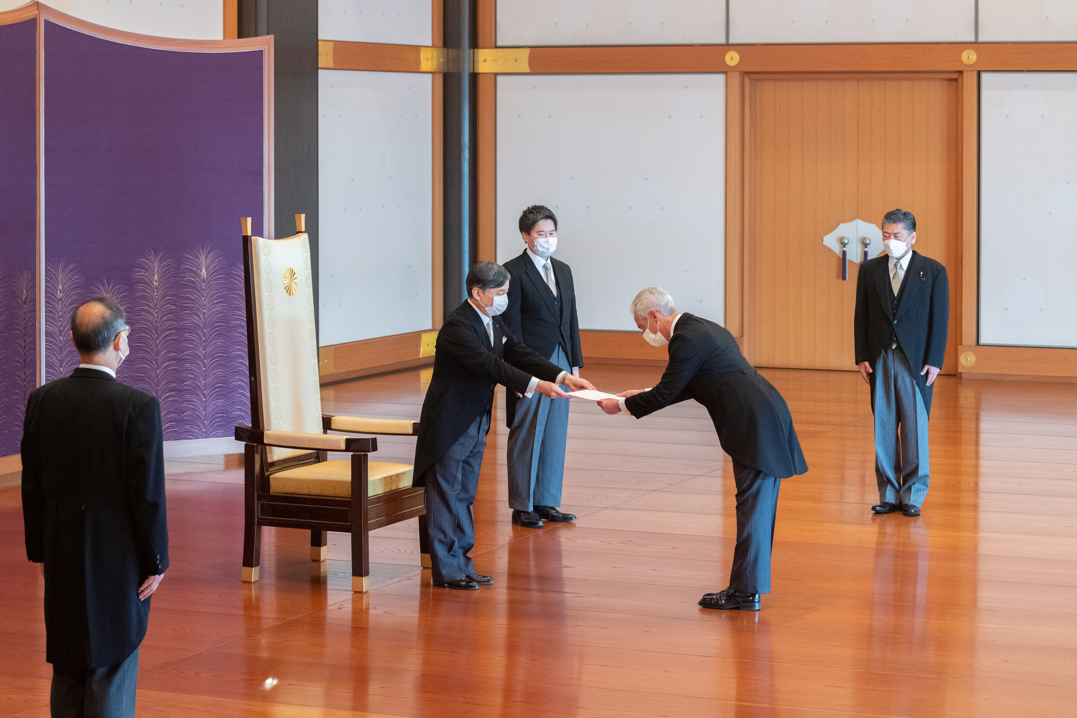 不许中国改变现状，美国不装了，驻日大使威胁：美日同盟转守为攻