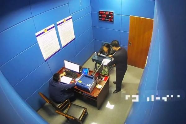 女子连逛3个月超市只买矿泉水,女子逛16次超市卖大量矿泉水