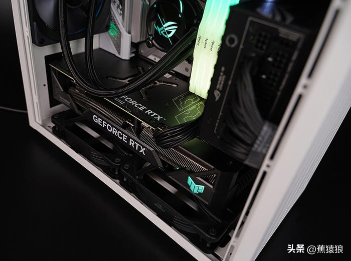 代码36KROGB760-GTUF4070TI，简约黑白调AKLLAA6MMATX机箱装机秀