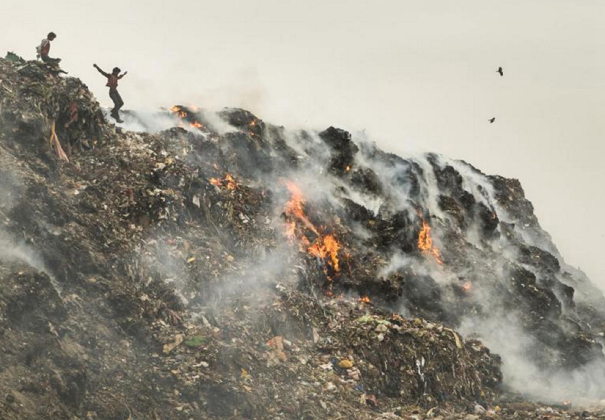 印度德里垃圾场大火,印度出现极端高温