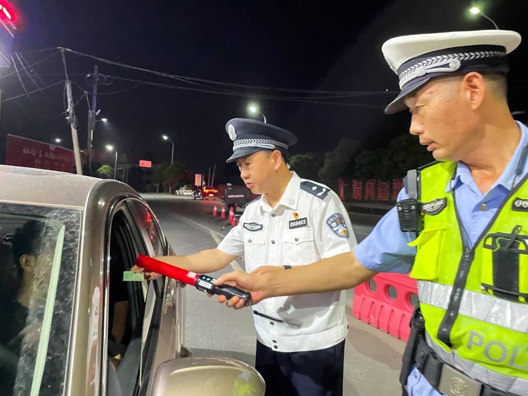 夏季行动|高新公安：警灯照夏夜藏蓝护平安