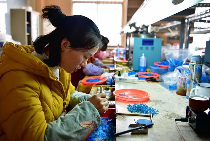 首饰厂打杂工一般一个月工资多少,在深圳首饰加工厂上班有前途吗