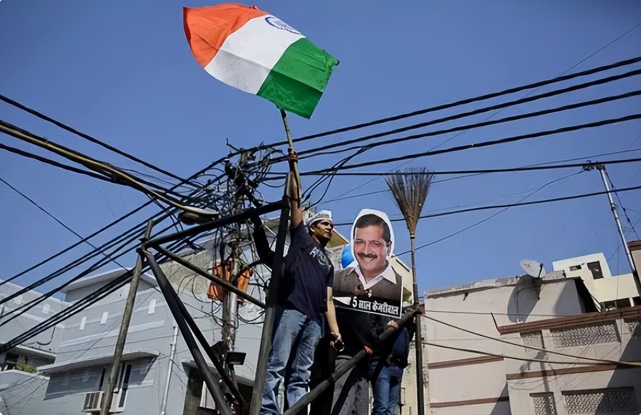 印度议员开会打人,印度议会爆发激烈冲突