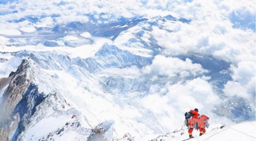 一对夫妻勇登珠穆拉玛峰，妻子缺氧倒在归程，她哀求道：别离开我