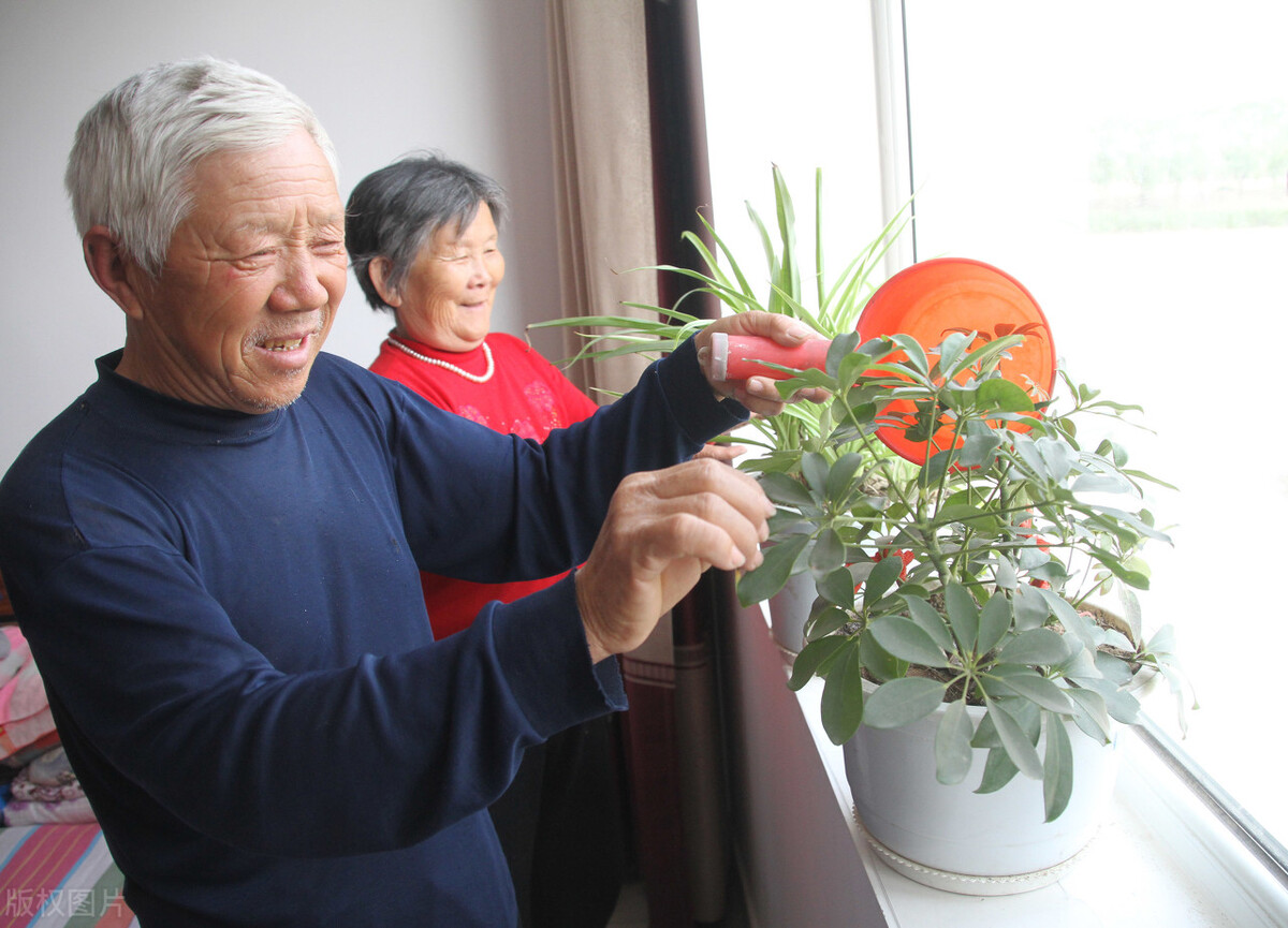 农村老伴有退休金,我和老伴退休工资五千多