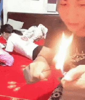 今天在老婆包里发现的,她说是治牙疼的,我觉得不像啊。