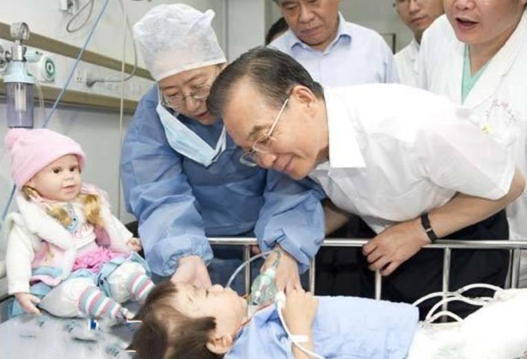 温州小伊伊现状,温州动车事故小伊伊谁救的