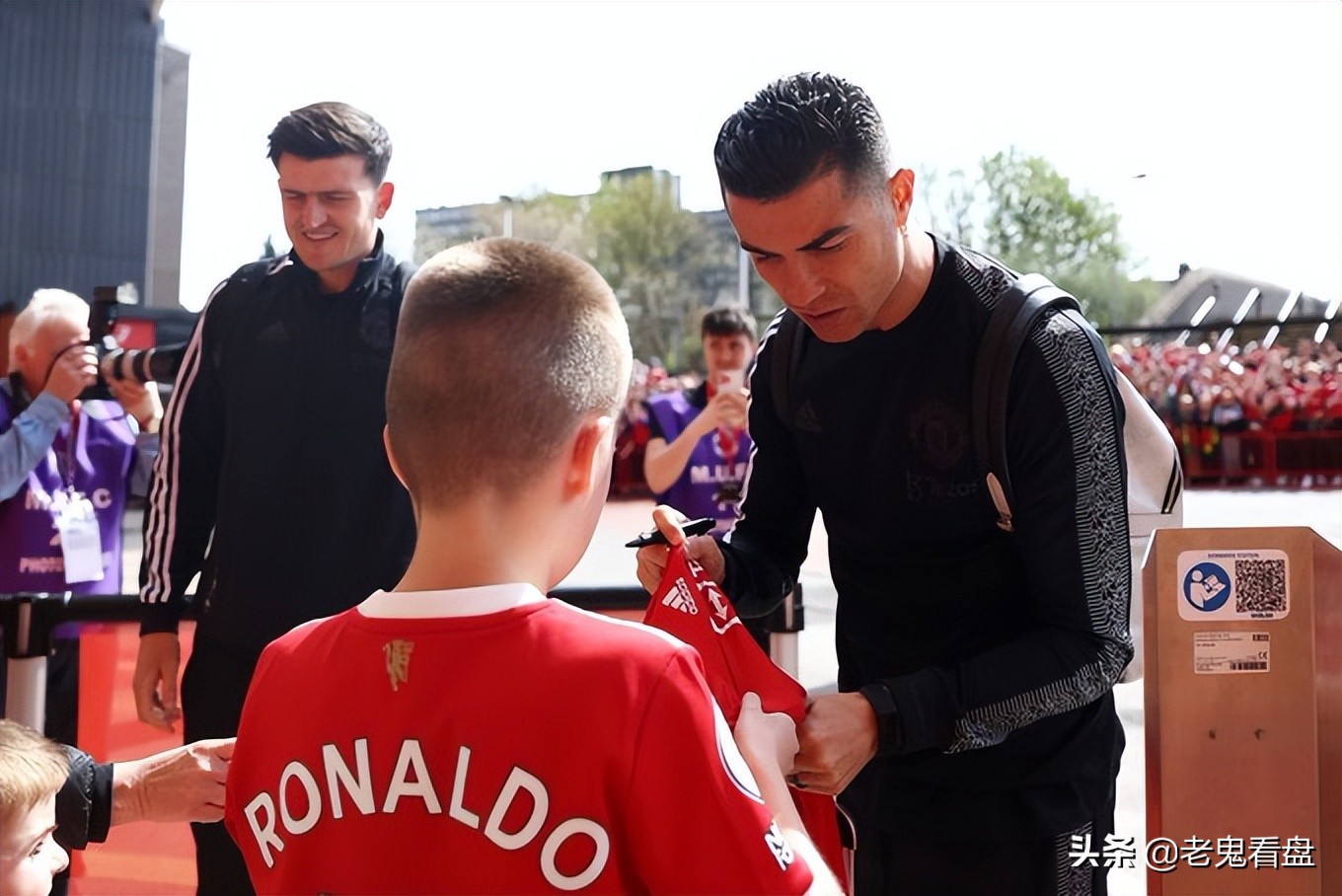 C罗一夜创下三大疯狂纪录，37岁上演足球的不老传奇