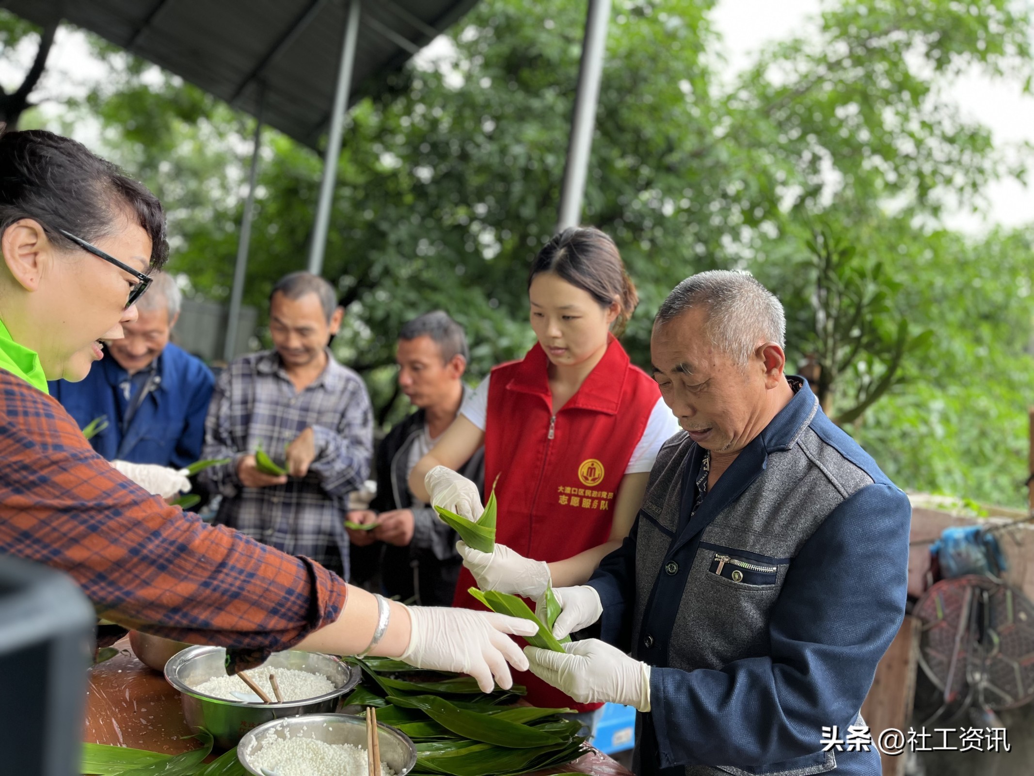 社区包粽子慰问独居老人,端午节包粽子到养老院慰问老人
