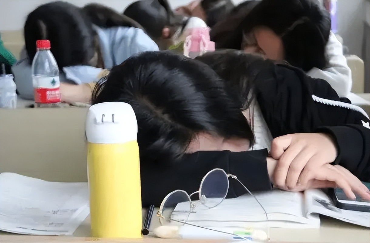 未成年“奶头乐”现象蔓延，荒废学业在家啃老，成为荷尔蒙的奴隶