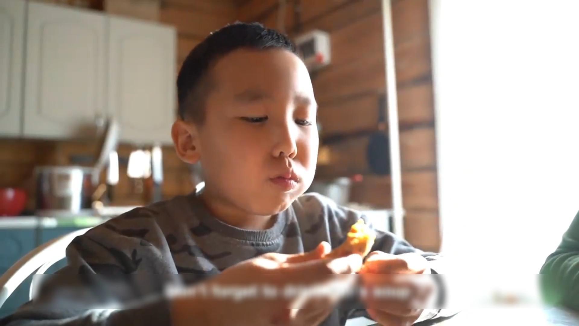 零下71度的俄罗斯雅库特，9岁的男孩怎么自己走路去上学？