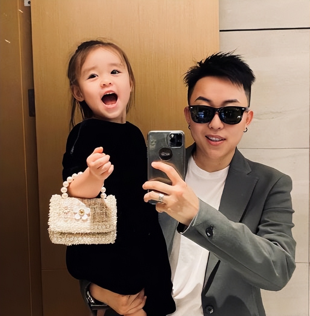 女总裁花50万生下孩子,26岁女总裁生了五国混血