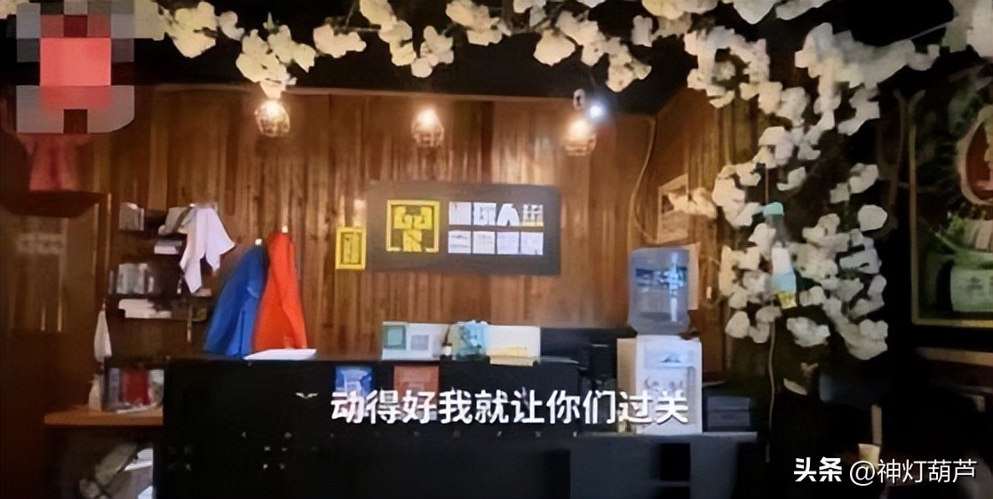 4女顾客被逼当众脱衣，表演《东成西就》，羞耻画面不堪入目！